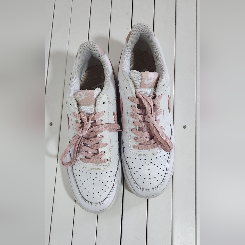 Nike Women's White and Soft Pink Sneakers. Size:10